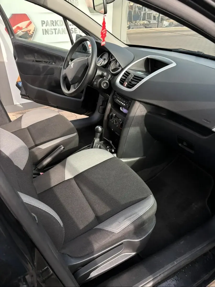Gebraucht Peugeot 207 73 PS (53 kW) 2007 Schwarz Limousine