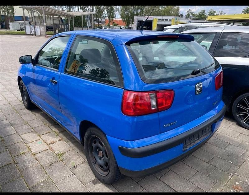Blau Gebraucht 2000 Seat Ibiza Stella Limousine | 900 € (Fairer Preis) - Bild 1/2