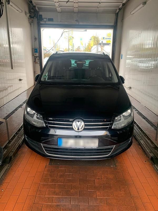 Second-hand VW Sharan 170 CP (125 kW) 2012 Negru Monovolum