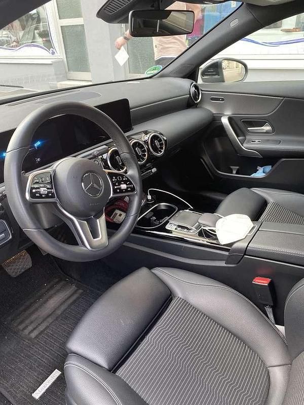 Second-hand Mercedes A200 163 CP (119 kW) 2018 Negru Hatchback