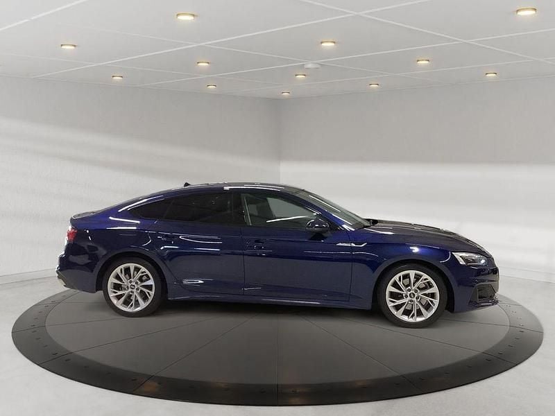 Gebraucht Audi A5 Sportback Ambiente 150 PS (110 kW) 2021 Navarrablau metallic Kleinwagen