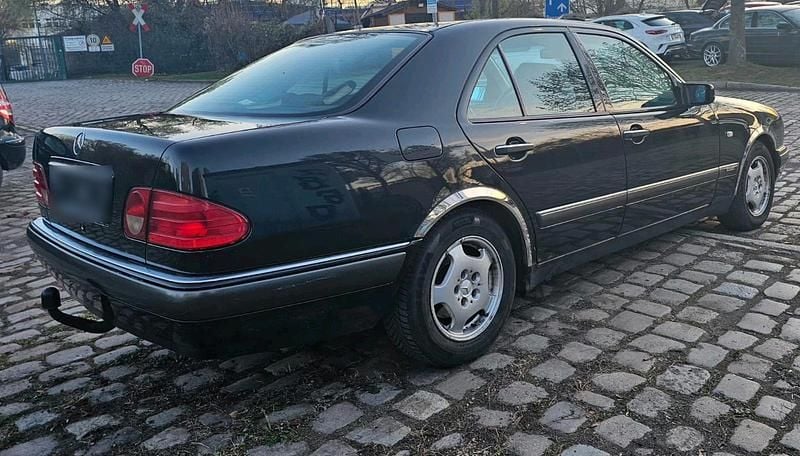 Gebraucht Mercedes E200 136 PS (100 kW) 1999 Schwarz Limousine