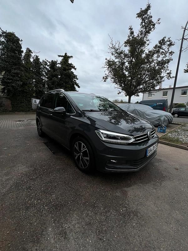 Grau Gebraucht 2020 VW Touran Van / Kleinbus | 15.900 € (Guter Preis) - Bild 1/4
