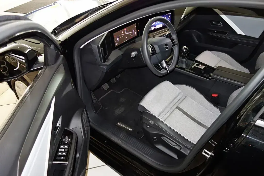 Gebraucht Opel Astra 131 PS (96 kW) 2023 Schwarz Kleinwagen