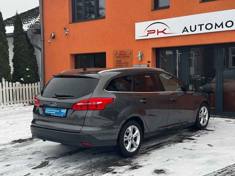 Gebraucht Ford Focus Titanium 125 PS (91 kW) 2015 Grau Kombi
