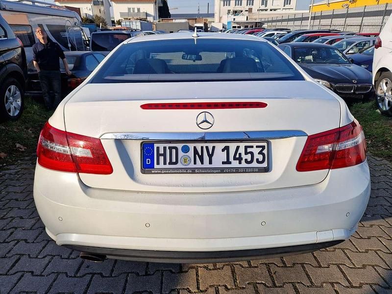 Gebraucht Mercedes E200 184 PS (135 kW) 2010 Calcitweiss  unilack Coupé