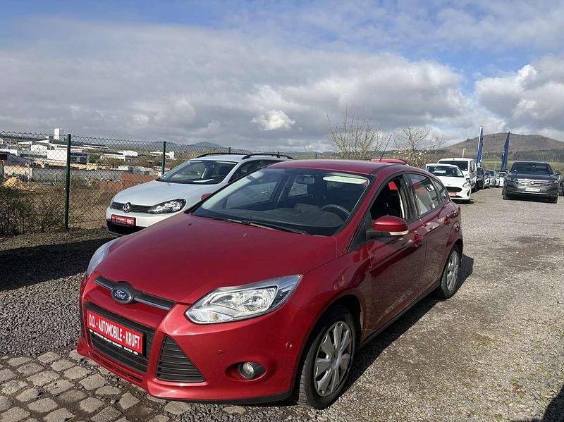 Gebraucht Ford Focus Trend 105 PS (77 kW) 2011 Candyrot metallic Kleinwagen