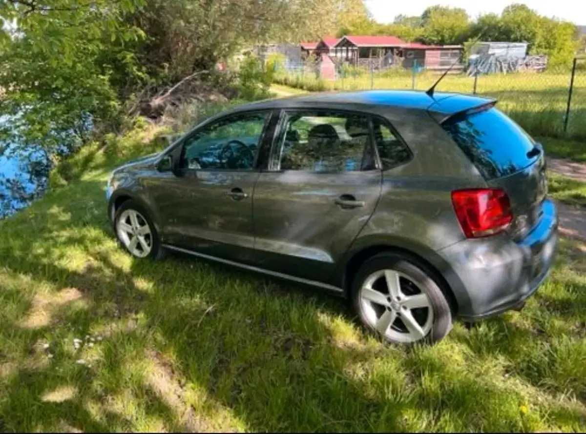 Gebraucht VW Polo 90 PS (66 kW) 2010 Grau Kleinwagen