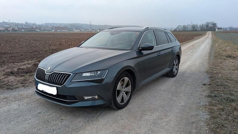 Grau Gebraucht 2019 Skoda Superb Ambition Kombi | 14.999 € (Fairer Preis) - Bild 1/4