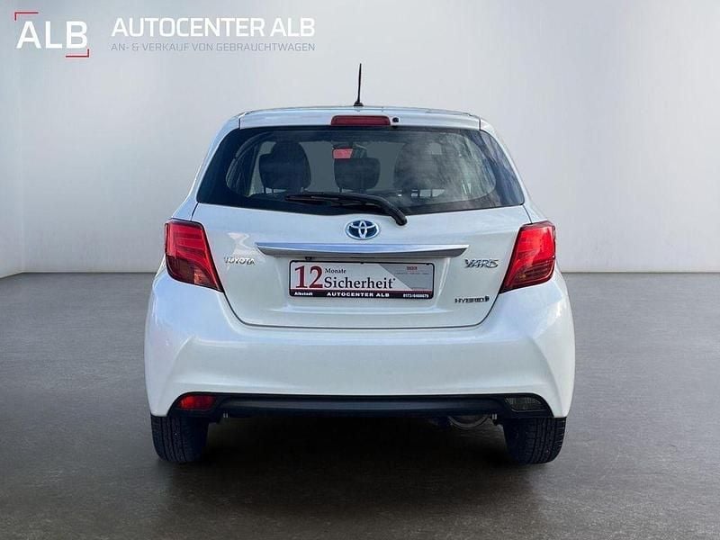Gebraucht Toyota Yaris Hybrid Club 75 PS (55 kW) 2014 Weiß Limousine