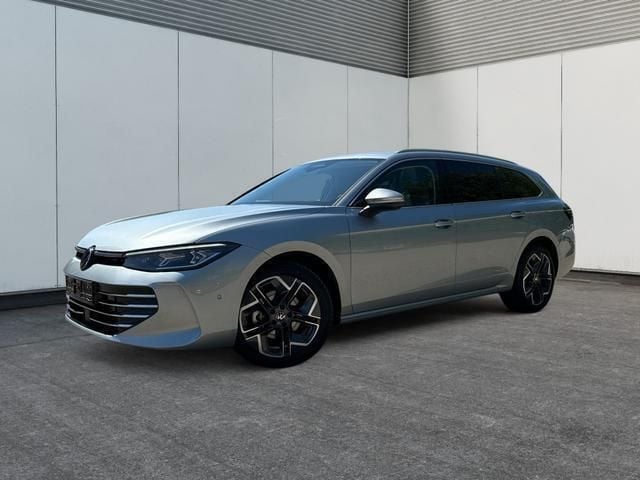 Oyster silver metallic/silber Neu 2024 VW Passat Elegance Kombi | 42.340 € (Superpreis) - Bild 1/4