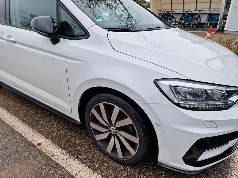 Weiß Gebraucht 2019 VW Touran IQ Drive Van / Kleinbus | 29.500 € (Teuer) - Bild 1/4