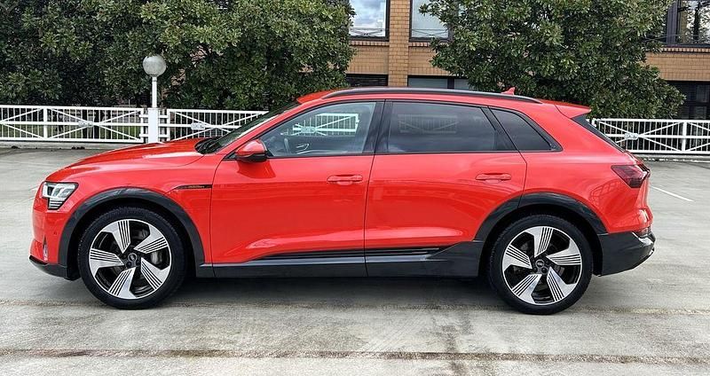 Gebraucht Audi e-tron Ambiente 300 kW (408 PS) 2022 Catalunyrot (metallic) SUV