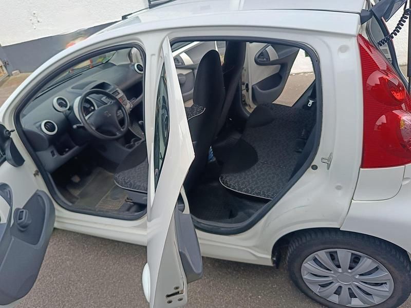 Gebraucht Peugeot 107 65 PS (47 kW) 2012 Weiß Kleinwagen