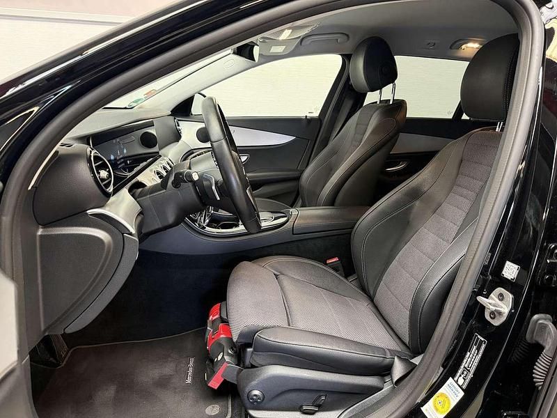 Gebraucht Mercedes E300 AMG 306 PS (225 kW) 2022 Schwarz/baltic black Kombi