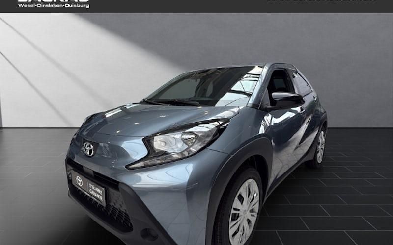 Grau Neu 2025 Toyota Aygo Business Edition Kleinwagen | 16.490 € - Bild 1/4