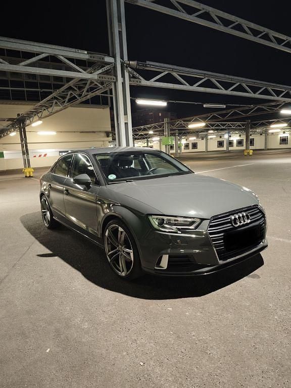 Grau Gebraucht 2017 Audi A3 Sportback S-Line Limousine | 17.500 € (Fairer Preis) - Bild 1/4