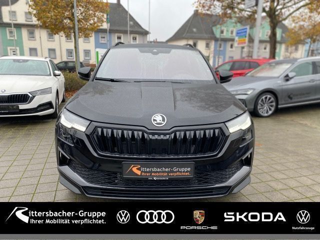 (schwarzmagic perleffekt) Gebraucht 2025 Skoda Karoq SportLine SUV | 34.280 € (Fairer Preis) - Bild 1/4