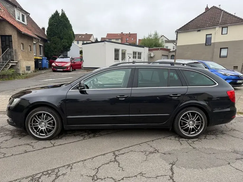 Gebraucht Skoda Superb Exclusive 140 PS (102 kW) 2013 Schwarz Kombi