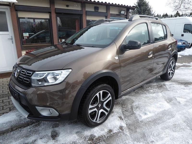 Gebraucht Dacia Sandero Celebration 90 PS (66 kW) 2018 Braun SUV
