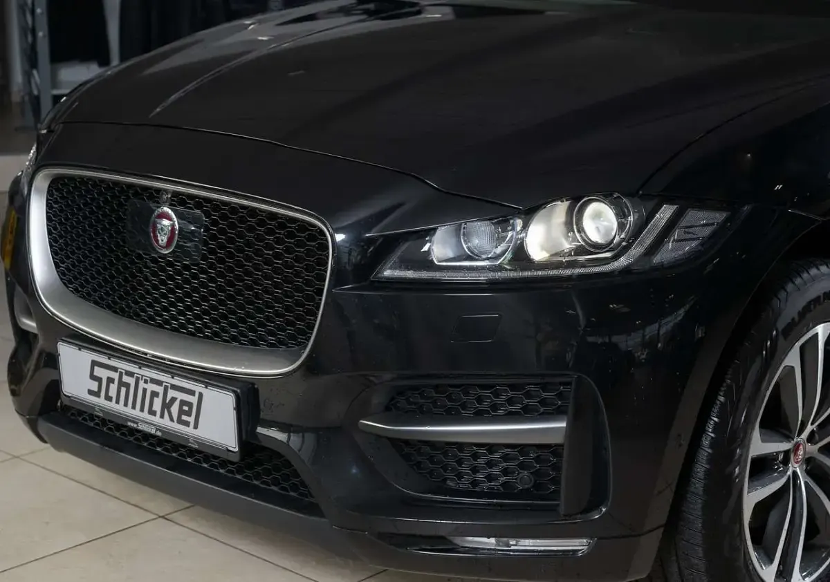 Gebraucht Jaguar F-Pace R-Sport 179 PS (131 kW) 2019 Narvik black SUV