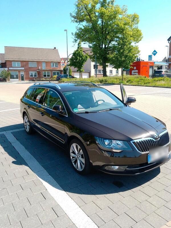 Braun Gebraucht 2016 Skoda Superb Kombi | 8.000 € - Bild 1/4