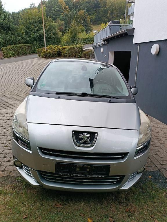 Grau Gebraucht 2012 Peugeot 5008 Family Van / Kleinbus | 5.000 € (Fairer Preis) - Bild 1/4