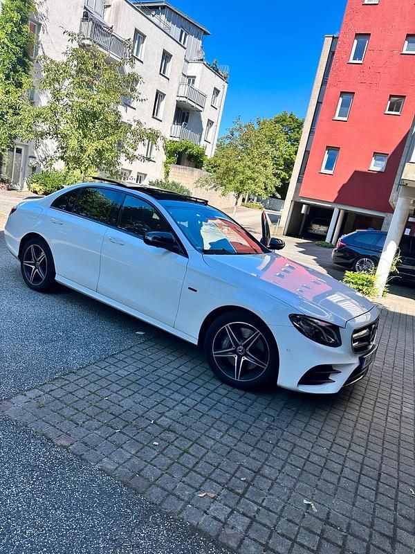 Weiß Gebraucht 2019 Mercedes E300 Limousine | 29.500 € (Teuer) - Bild 1/4