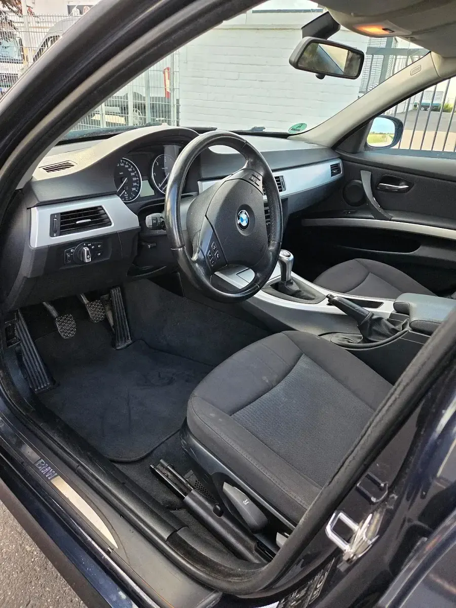 Gebraucht BMW 318 143 PS (105 kW) 2009 Blau Kombi