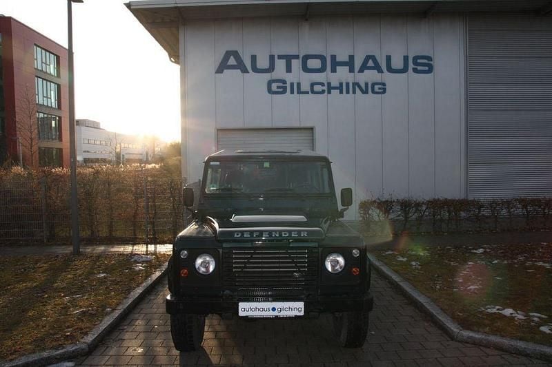 Grün Gebraucht 2016 Land Rover Defender Kombi | 39.900 € - Bild 1/4