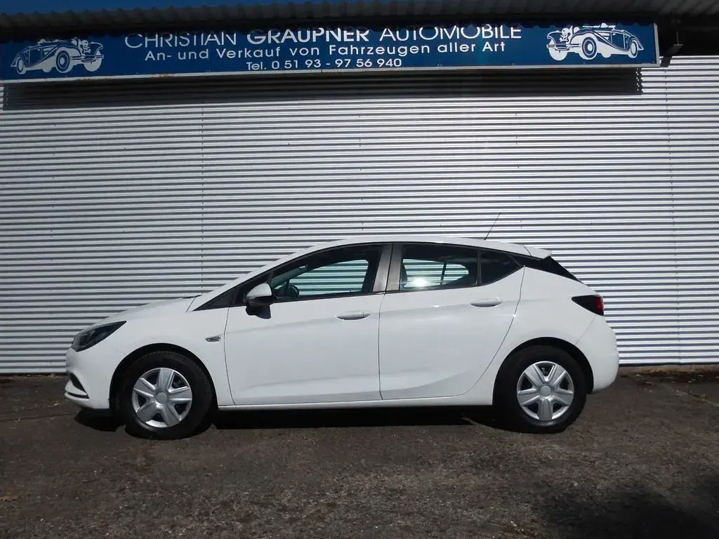 Gebraucht Opel Astra Selection 105 PS (77 kW) 2017 Weiß Limousine