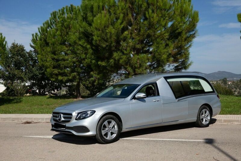 Silber Gebraucht 2017 Mercedes E220 Limousine | 87.000 € - Bild 1/3
