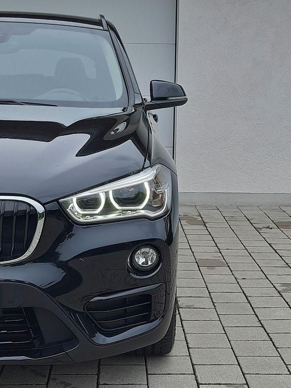 Black sapphire metallic Gebraucht 2016 BMW X1 Sport Line SUV | 20.999 € (Etwas zu teuer) - Bild 1/4