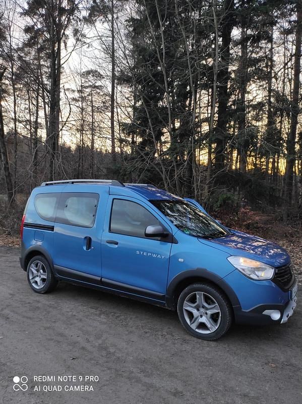 Blau Gebraucht 2017 Dacia Dokker Stepway Van | 12.500 € - Bild 1/4