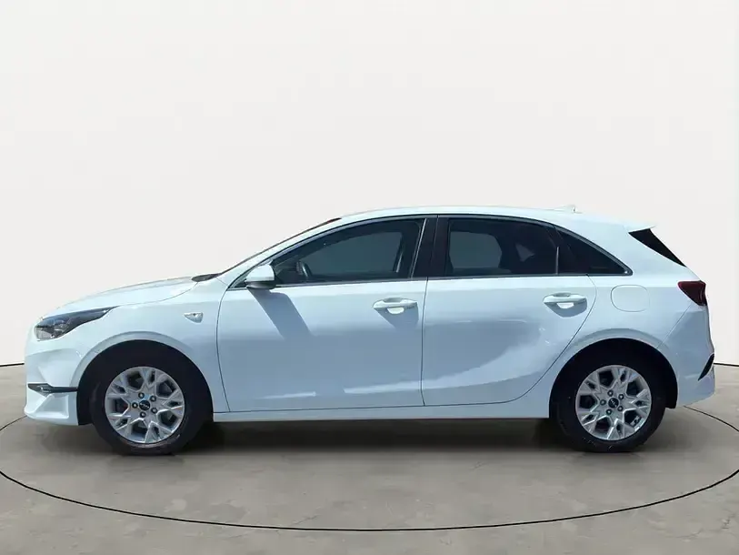 Gebraucht Kia Ceed Vision 160 PS (117 kW) 2023 Weiss / carraraweiss Kleinwagen