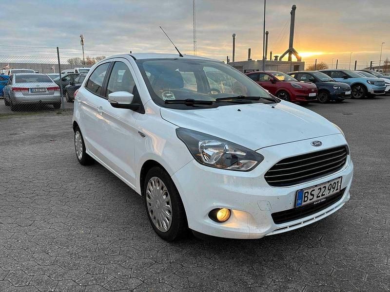 Weiß Gebraucht 2017 Ford Ka Plus Cool & Sound Edition Kleinwagen | 3.200 € - Bild 1/4