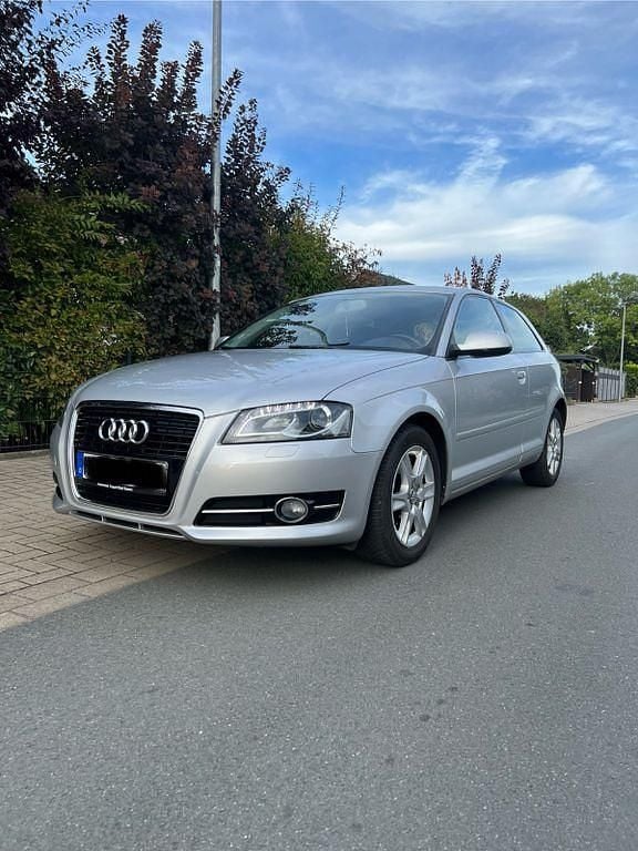 Silber Gebraucht 2011 Audi A3 Attraction Limousine | 5.999 € (Guter Preis) - Bild 1/4
