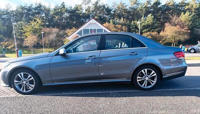 Grau Gebraucht 2015 Mercedes E250 Limousine | 15.555 € (Superpreis) - Bild 1/4
