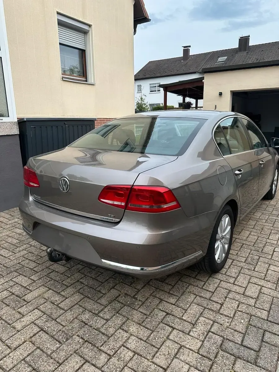 Gebraucht VW Passat 105 PS (77 kW) 2011 Grau Limousine
