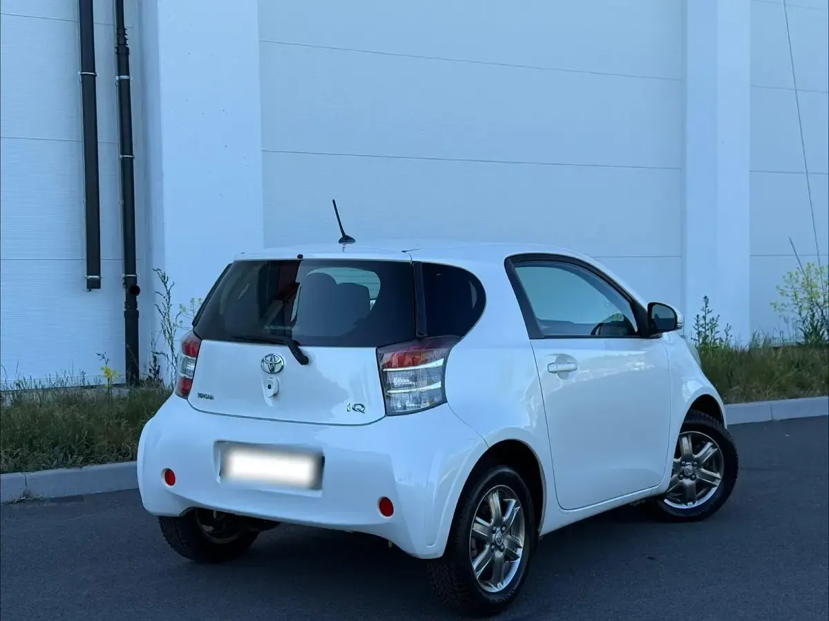 Second-hand Toyota iQ 90 CP (66 kW) 2009 Alb Hatchback