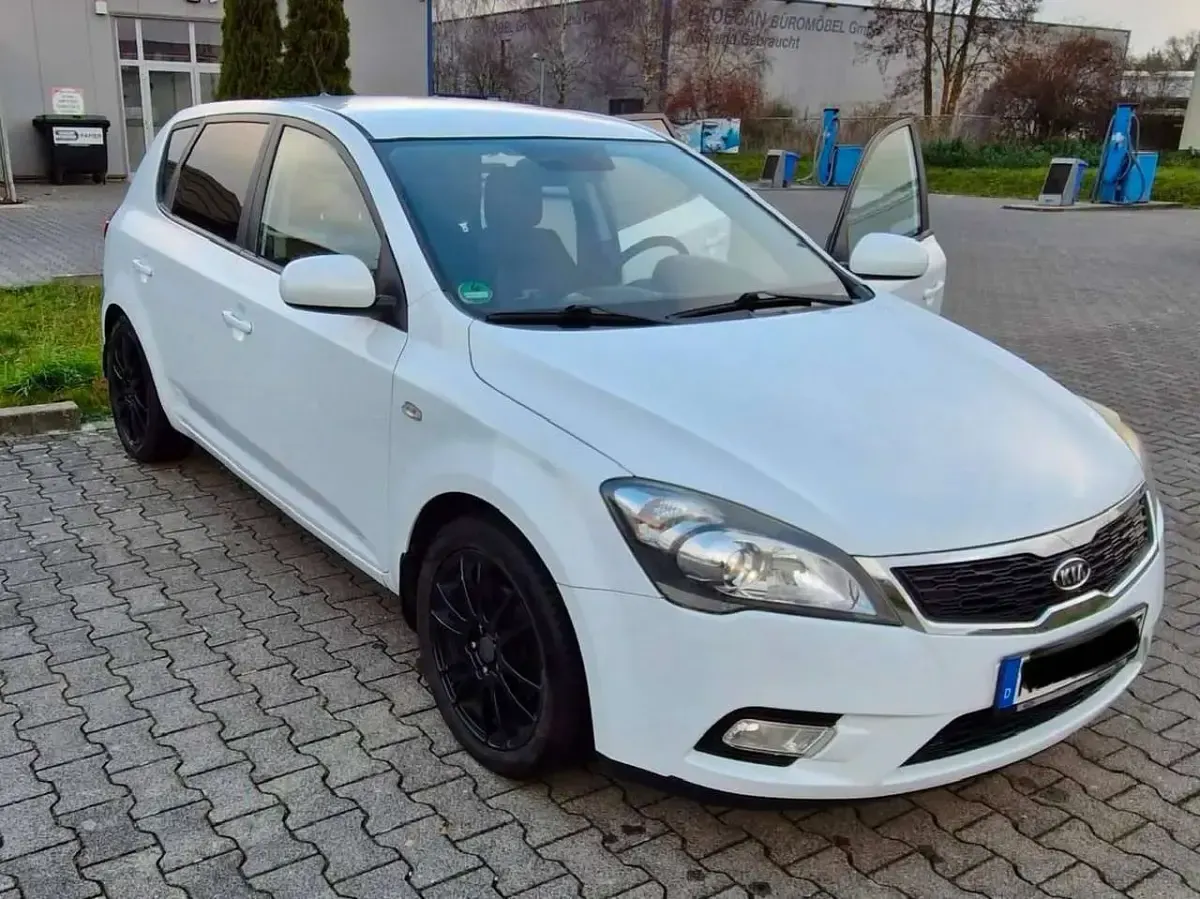 Gebraucht Kia Ceed 90 PS (66 kW) 2010 Weiß Kleinwagen