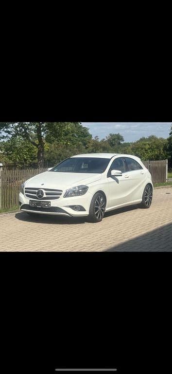 Weiß Gebraucht 2014 Mercedes A180 Edition Limousine | 9.200 € (Fairer Preis) - Bild 1/4