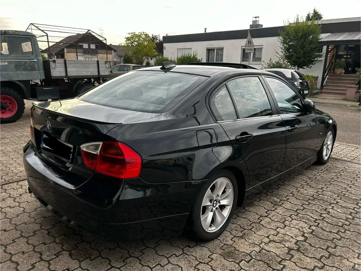 Gebraucht BMW 320 170 PS (125 kW) 2008 Schwarz Limousine