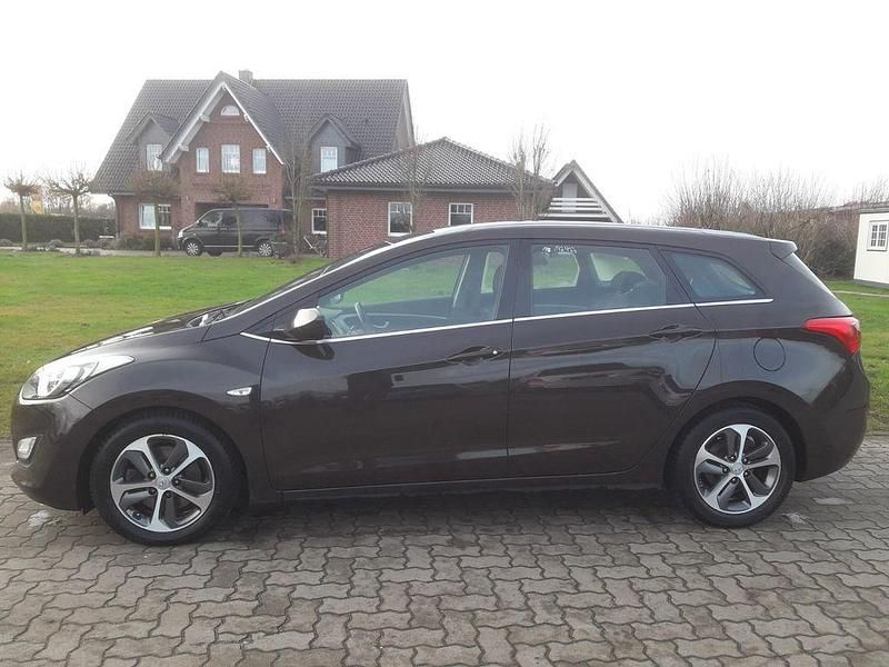Braun Gebraucht 2017 Hyundai i30 Kombi | 13.790 € (Etwas zu teuer) - Bild 1/4
