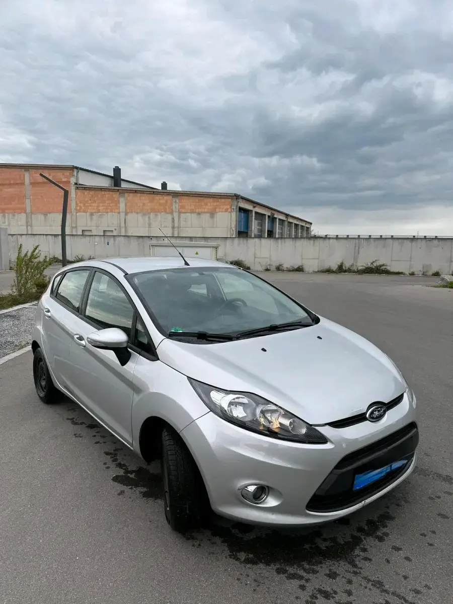 Gebraucht Ford Fiesta 82 PS (60 kW) 2012 Silber Kleinwagen