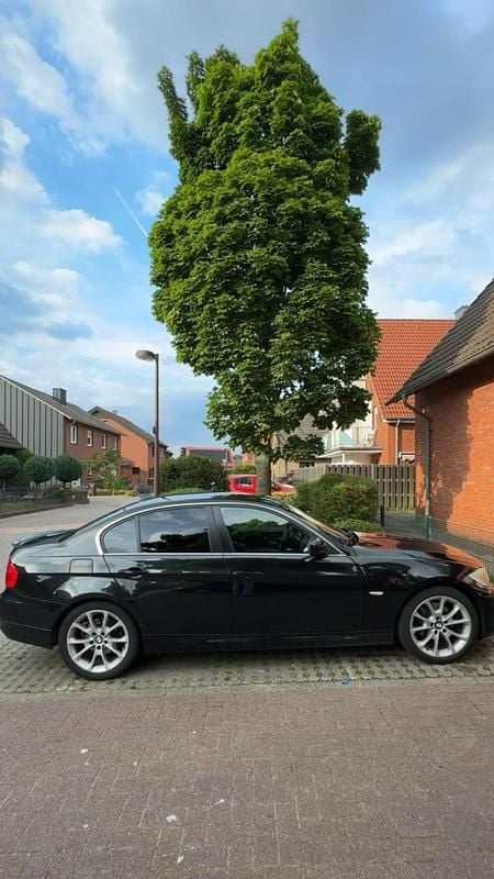 Gebraucht BMW 320 181 PS (133 kW) 2010 Schwarz Limousine
