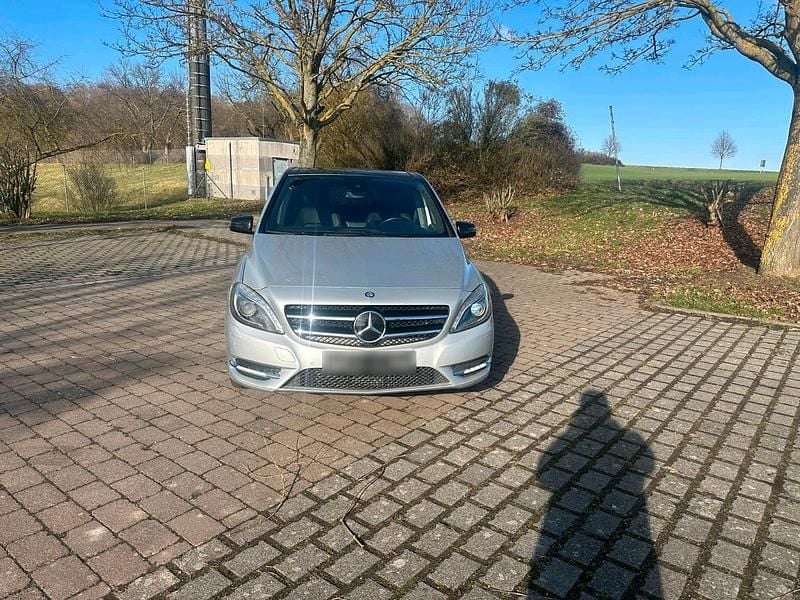 Gebraucht Mercedes B250 211 PS (155 kW) 2013 Silber Van / Kleinbus