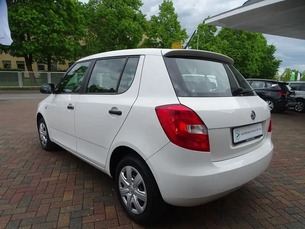 Używany Skoda Fabia 60 KM (44 kW) 2014 Biały Sedan/Limuzyna