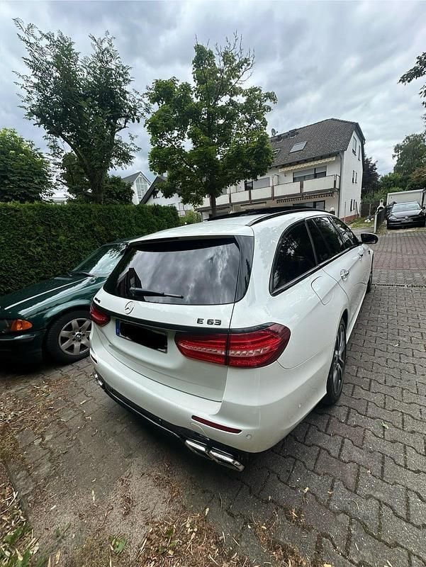 Weiß Gebraucht 2017 Mercedes E63 AMG Kombi | 19.999 € - Bild 1/4