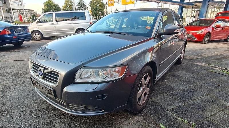 Grau Gebraucht 2011 Volvo S40 Momentum Limousine | 3.900 € - Bild 1/4
